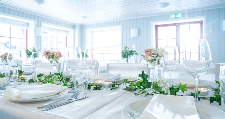 Selskap på Brennabu. Foto: Yngve Ask